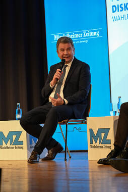 Podiumsdiskussion zur Bürgermeisterwahl in Bad Wörishofen im Kursaal. Die Bürgermeisterkandidaten Daniel Pflügl, Stefan Welzel und Paul Gruschka stellten sich den Fragen von Moderation und Publikum.