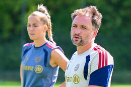 19.08.2026, München, Deutschland. Google Pixel Frauen-Bundesliga: Die FC Bayern Frauen absolvieren auf dem FC Bayern Campus eine Trainingseinheit vor dem Bundesliga-Saisonauftakt gegen den 1. FC Union Berlin. Jose Barcala (Cheftrainer, FC Bayern Frauen)