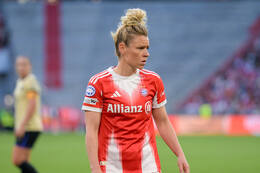 Allianz Arena, München, Deutschland – 25.04.2026: Fußball, UEFA Women’s Champions League 2025/2026, Halbfinale Hinspiel, FC Bayern München Frauen vs. FC Barcelona Frauen: Linda Dallmann (FC Bayern München, Mittelfeld) nachdenklich.