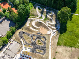 Mindelheim, Deutschland – 23.05.2026: Eröffnung der neuen BikeArea auf der Schwabenwiese in Mindelheim. Die von Schanzenwerk gestaltete und gebaute Anlage umfasst Pumptrack-, Flowline- und Jumpline-Elemente für Kinder, Jugendliche und Erwachsene.