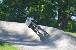 Mindelheim, Deutschland – 23.05.2026: Eröffnung der neuen BikeArea auf der Schwabenwiese in Mindelheim. Die von Schanzenwerk gestaltete und gebaute Anlage umfasst Pumptrack-, Flowline- und Jumpline-Elemente für Kinder, Jugendliche und Erwachsene.