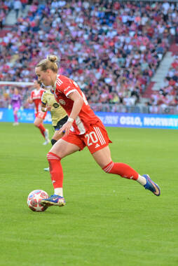 Allianz Arena, München, Deutschland – 25.04.2026: Fußball, UEFA Women’s Champions League 2025/2026, Halbfinale Hinspiel, FC Bayern München Frauen vs. FC Barcelona Frauen: Franziska Kett (FC Bayern München, Abwehr) am Ball.