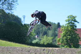 Mindelheim, Deutschland – 23.05.2026: Eröffnung der neuen BikeArea auf der Schwabenwiese in Mindelheim. Die von Schanzenwerk gestaltete und gebaute Anlage umfasst Pumptrack-, Flowline- und Jumpline-Elemente für Kinder, Jugendliche und Erwachsene.