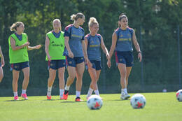 05.08.2026, München, Deutschland. Google Pixel Frauen-Bundesliga: Die FC Bayern Frauen absolvieren auf dem FC Bayern Campus eine Trainingseinheit zur Vorbereitung auf das Testspiel gegen Paris FC. Klara Bühl (FC Bayern Frauen), Linda Dallmann (FC Bayern Frauen), Jovana Damnjanovic (FC Bayern Frauen)