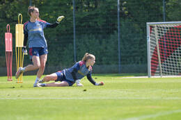 05.08.2026, München, Deutschland. Google Pixel Frauen-Bundesliga: Die FC Bayern Frauen absolvieren auf dem FC Bayern Campus eine Trainingseinheit zur Vorbereitung auf das Testspiel gegen Paris FC. Ena Mahmutovic (FC Bayern Frauen), Regina van Eijk (FC Bayern Frauen)
