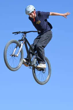 Mindelheim, Deutschland – 23.05.2026: Eröffnung der neuen BikeArea auf der Schwabenwiese in Mindelheim. Die von Schanzenwerk gestaltete und gebaute Anlage umfasst Pumptrack-, Flowline- und Jumpline-Elemente für Kinder, Jugendliche und Erwachsene.