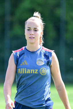 19.08.2026, München, Deutschland. Google Pixel Frauen-Bundesliga: Die FC Bayern Frauen absolvieren auf dem FC Bayern Campus eine Trainingseinheit vor dem Bundesliga-Saisonauftakt gegen den 1. FC Union Berlin. Giulia Gwinn (FC Bayern Frauen)