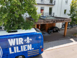 19.07.2026, Bad Wörishofen, Deutschland. 2. Bundesliga: Ankunft des SV Darmstadt 98 in Bad Wörishofen. Sommertrainingslager. Vorbereitung auf die Saison 2026/2027. Drohnenaufnahme vom Bus.