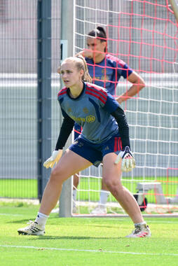 19.08.2026, München, Deutschland. Google Pixel Frauen-Bundesliga: Die FC Bayern Frauen absolvieren auf dem FC Bayern Campus eine Trainingseinheit vor dem Bundesliga-Saisonauftakt gegen den 1. FC Union Berlin. Regina van Eijk (FC Bayern Frauen)
