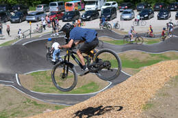 Mindelheim, Deutschland – 23.05.2026: Eröffnung der neuen BikeArea auf der Schwabenwiese in Mindelheim. Die von Schanzenwerk gestaltete und gebaute Anlage umfasst Pumptrack-, Flowline- und Jumpline-Elemente für Kinder, Jugendliche und Erwachsene.