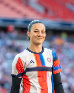 Allianz Arena, München, Deutschland – 25.04.2026: Fußball, UEFA Women’s Champions League 2025/2026, Halbfinale Hinspiel, FC Bayern München Frauen vs. FC Barcelona Frauen: Maria Luisa Grohs (FC Bayern München, Tor) lächelt und ist glücklich.