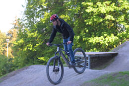 Mindelheim, Deutschland – 23.05.2026: Eröffnung der neuen BikeArea auf der Schwabenwiese in Mindelheim. Die von Schanzenwerk gestaltete und gebaute Anlage umfasst Pumptrack-, Flowline- und Jumpline-Elemente für Kinder, Jugendliche und Erwachsene.