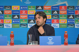 Allianz Arena, München, Deutschland – 25.04.2026: Fußball, UEFA Women’s Champions League 2025/2026, Halbfinale Hinspiel, FC Bayern München Frauen vs. FC Barcelona Frauen: Pere Romeu (FC Barcelona, Cheftrainer) während der Pressekonferenz (PK)