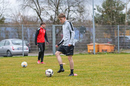 Bad Wörishofen, Deutschland – Vorbereitungstraining für das Schulderby 2026 zwischen der Wirtschaftsschule Bad Wörishofen und dem Josef-Bernhard-Gymnasium Türkheim auf dem Gelände der Wirtschaftsschule in Bad Wörishofen. Das Spiel ist für Mai 2026 geplant.