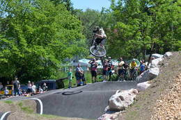 Mindelheim, Deutschland – 23.05.2026: Eröffnung der neuen BikeArea auf der Schwabenwiese in Mindelheim. Die von Schanzenwerk gestaltete und gebaute Anlage umfasst Pumptrack-, Flowline- und Jumpline-Elemente für Kinder, Jugendliche und Erwachsene.