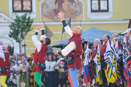 27.06.2026, Mindelheim: Am zweiten Tag des Frundsbergfests 2026 verwandelt sich die Mindelheimer Altstadt erneut in eine mittelalterliche Kulisse. Tausende Mitwirkende in historischen Gewändern prägen das traditionsreiche Fest, das zu den größten historischen Stadtfesten Deutschlands zählt.