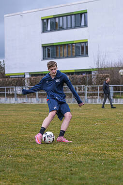 Bad Wörishofen, Deutschland – Vorbereitungstraining für das Schulderby 2026 zwischen der Wirtschaftsschule Bad Wörishofen und dem Josef-Bernhard-Gymnasium Türkheim auf dem Gelände der Wirtschaftsschule in Bad Wörishofen. Das Spiel ist für Mai 2026 geplant.