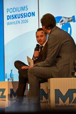 Podiumsdiskussion zur Bürgermeisterwahl in Bad Wörishofen im Kursaal. Die Bürgermeisterkandidaten Daniel Pflügl, Stefan Welzel und Paul Gruschka stellten sich den Fragen von Moderation und Publikum.