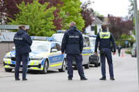 Bad Wörishofen, Deutschland – 12.05.2026: Zahlreiche Einsatzkräfte der Polizei und das SEK sind bei einem Großeinsatz an der Hauptstraße in Bad Wörishofen im Einsatz. Das Gebiet wurde großräumig abgesperrt.