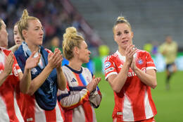 Allianz Arena, München, Deutschland – 25.04.2026: Fußball, UEFA Women’s Champions League 2025/2026, Halbfinale Hinspiel, FC Bayern München Frauen vs. FC Barcelona Frauen: FC Bayern Frauen Spieler jubeln.