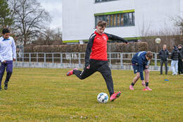 Bad Wörishofen, Deutschland – Vorbereitungstraining für das Schulderby 2026 zwischen der Wirtschaftsschule Bad Wörishofen und dem Josef-Bernhard-Gymnasium Türkheim auf dem Gelände der Wirtschaftsschule in Bad Wörishofen. Das Spiel ist für Mai 2026 geplant.