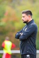 17.10.2026, Mindelheim, Bayern, Deutschland. Kreisliga Allgäu Nord: TSV Mindelheim gegen SV Oberegg. Spielort: Julius-Strohmayer-Stadion. Manuel Weinmann (Co-Trainer, TSV Mindelheim) nachdenklich, ernst, fokussiert