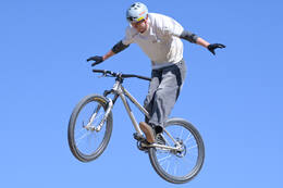 Mindelheim, Deutschland – 23.05.2026: Eröffnung der neuen BikeArea auf der Schwabenwiese in Mindelheim. Die von Schanzenwerk gestaltete und gebaute Anlage umfasst Pumptrack-, Flowline- und Jumpline-Elemente für Kinder, Jugendliche und Erwachsene.