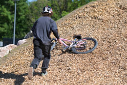 Mindelheim, Deutschland – 23.05.2026: Eröffnung der neuen BikeArea auf der Schwabenwiese in Mindelheim. Die von Schanzenwerk gestaltete und gebaute Anlage umfasst Pumptrack-, Flowline- und Jumpline-Elemente für Kinder, Jugendliche und Erwachsene.