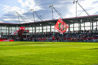 31.08.2026, München, Deutschland. Google Pixel Frauen-Bundesliga: FC Bayern München Frauen gegen 1. FSV Mainz 05 Frauen am FC Bayern Campus. Erstes Heimspiel des FC Bayern München in der Saison 2026/27. Fahnen mit Stadionübersicht