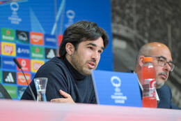 Allianz Arena, München, Deutschland – 25.04.2026: Fußball, UEFA Women’s Champions League 2025/2026, Halbfinale Hinspiel, FC Bayern München Frauen vs. FC Barcelona Frauen: Pere Romeu (FC Barcelona, Cheftrainer) während der Pressekonferenz (PK)