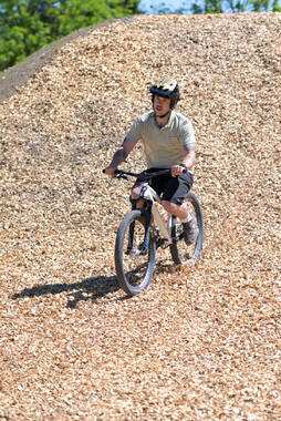 Mindelheim, Deutschland – 23.05.2026: Eröffnung der neuen BikeArea auf der Schwabenwiese in Mindelheim. Die von Schanzenwerk gestaltete und gebaute Anlage umfasst Pumptrack-, Flowline- und Jumpline-Elemente für Kinder, Jugendliche und Erwachsene.