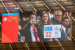 Allianz Arena, München, Deutschland – 25.04.2026: Fußball, UEFA Women’s Champions League 2025/2026, Halbfinale Hinspiel, FC Bayern München Frauen vs. FC Barcelona Frauen: Fans auf dem Stadion Bildschirm.