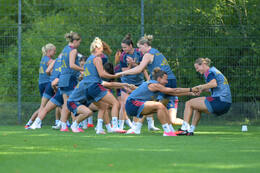05.08.2026, München, Deutschland. Google Pixel Frauen-Bundesliga: Die FC Bayern Frauen absolvieren auf dem FC Bayern Campus eine Trainingseinheit zur Vorbereitung auf das Testspiel gegen Paris FC. Arianna Caruso (FC Bayern Frauen), Klara Bühl (FC Bayern Frauen)