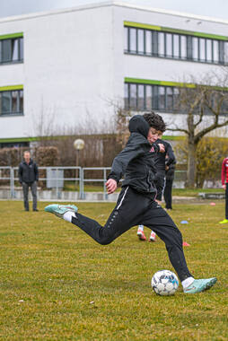 Bad Wörishofen, Deutschland – Vorbereitungstraining für das Schulderby 2026 zwischen der Wirtschaftsschule Bad Wörishofen und dem Josef-Bernhard-Gymnasium Türkheim auf dem Gelände der Wirtschaftsschule in Bad Wörishofen. Das Spiel ist für Mai 2026 geplant.