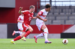 19.08.2026, München, Deutschland. FC Bayern München U19 vs. VfB Stuttgart U19 am FC Bayern Campus in München. Zweikampf