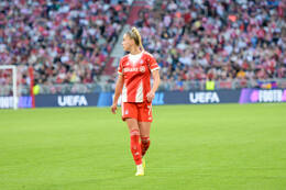 Allianz Arena, München, Deutschland – 25.04.2026: Fußball, UEFA Women’s Champions League 2025/2026, Halbfinale Hinspiel, FC Bayern München Frauen vs. FC Barcelona Frauen: Giulia Gwinn (FC Bayern München, Abwehr) wartet auf den Ball.