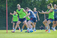 05.08.2026, München, Deutschland. Google Pixel Frauen-Bundesliga: Die FC Bayern Frauen absolvieren auf dem FC Bayern Campus eine Trainingseinheit zur Vorbereitung auf das Testspiel gegen Paris FC. Alara Sehitler (FC Bayern Frauen), Sarah Zadrazil (FC Bayern Frauen), Katharina Naschenweng (FC Bayern Frauen)
