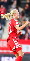 19.10.2026, München, Bayern, Deutschland. Google Pixel Frauen-Bundesliga: FC Bayern Frauen gegen VfB Stuttgart Frauen. Spielort: FC Bayern Campus-Stadion. Pernille Harder (FC Bayern Frauen) beim Jubel, jubelnd, feiernd in der Luft