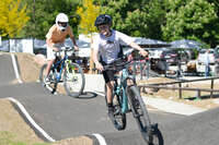 Mindelheim, Deutschland – 23.05.2026: Eröffnung der neuen BikeArea auf der Schwabenwiese in Mindelheim. Die von Schanzenwerk gestaltete und gebaute Anlage umfasst Pumptrack-, Flowline- und Jumpline-Elemente für Kinder, Jugendliche und Erwachsene.