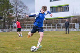 Bad Wörishofen, Deutschland – Vorbereitungstraining für das Schulderby 2026 zwischen der Wirtschaftsschule Bad Wörishofen und dem Josef-Bernhard-Gymnasium Türkheim auf dem Gelände der Wirtschaftsschule in Bad Wörishofen. Das Spiel ist für Mai 2026 geplant.