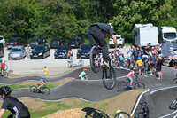 Mindelheim, Deutschland – 23.05.2026: Eröffnung der neuen BikeArea auf der Schwabenwiese in Mindelheim. Die von Schanzenwerk gestaltete und gebaute Anlage umfasst Pumptrack-, Flowline- und Jumpline-Elemente für Kinder, Jugendliche und Erwachsene.