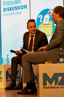 Podiumsdiskussion zur Bürgermeisterwahl in Bad Wörishofen im Kursaal. Die Bürgermeisterkandidaten Daniel Pflügl, Stefan Welzel und Paul Gruschka stellten sich den Fragen von Moderation und Publikum.
