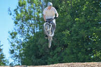 Mindelheim, Deutschland – 23.05.2026: Eröffnung der neuen BikeArea auf der Schwabenwiese in Mindelheim. Die von Schanzenwerk gestaltete und gebaute Anlage umfasst Pumptrack-, Flowline- und Jumpline-Elemente für Kinder, Jugendliche und Erwachsene.