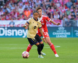 Allianz Arena, München, Deutschland – 25.04.2026: Fußball, UEFA Women’s Champions League 2025/2026, Halbfinale Hinspiel, FC Bayern München Frauen vs. FC Barcelona Frauen: Vicky López / Vicky Lopez (FC Barcelona, Mittelfeld) im Zweikampf mit Momoko Tanikawa (FC Bayern München, Mittelfeld)