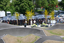 Mindelheim, Deutschland – 23.05.2026: Eröffnung der neuen BikeArea auf der Schwabenwiese in Mindelheim. Die von Schanzenwerk gestaltete und gebaute Anlage umfasst Pumptrack-, Flowline- und Jumpline-Elemente für Kinder, Jugendliche und Erwachsene.