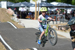 Mindelheim, Deutschland – 23.05.2026: Eröffnung der neuen BikeArea auf der Schwabenwiese in Mindelheim. Die von Schanzenwerk gestaltete und gebaute Anlage umfasst Pumptrack-, Flowline- und Jumpline-Elemente für Kinder, Jugendliche und Erwachsene.