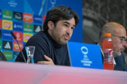 Allianz Arena, München, Deutschland – 25.04.2026: Fußball, UEFA Women’s Champions League 2025/2026, Halbfinale Hinspiel, FC Bayern München Frauen vs. FC Barcelona Frauen: Pere Romeu (FC Barcelona, Cheftrainer) während der Pressekonferenz (PK)