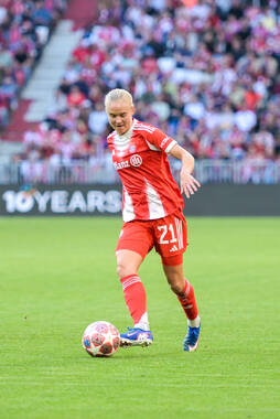 Allianz Arena, München, Deutschland – 25.04.2026: Fußball, UEFA Women’s Champions League 2025/2026, Halbfinale Hinspiel, FC Bayern München Frauen vs. FC Barcelona Frauen: Pernille Harder (FC Bayern München, Sturm) passt den Ball.
