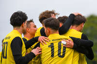 17.10.2026, Mindelheim, Bayern, Deutschland. Kreisliga Allgäu Nord: TSV Mindelheim gegen SV Oberegg. Spielort: Julius-Strohmayer-Stadion. David Kienle (TSV Mindelheim) beim Jubel, jubelnd, feiernd mit Darius Argintaru (TSV Mindelheim) und Anel Junuzovic (TSV Mindelheim)