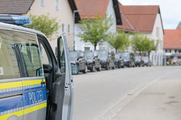 Bad Wörishofen, Deutschland – 12.05.2026: Zahlreiche Einsatzkräfte der Polizei und das SEK sind bei einem Großeinsatz an der Hauptstraße in Bad Wörishofen im Einsatz. Das Gebiet wurde großräumig abgesperrt.